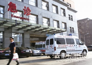医院救护车被指讨价还价2小时致转院男童死亡
