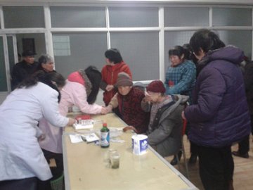 天心敬老院联手大托医院为老人送健康