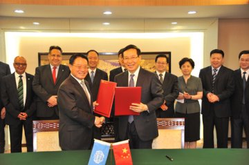 毕井泉会见联合国工业发展组织总干事李勇