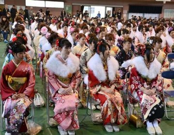 日本成人节少女漫步组图