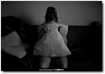 摄影师跟拍一美国女孩从亲热到生子全过程