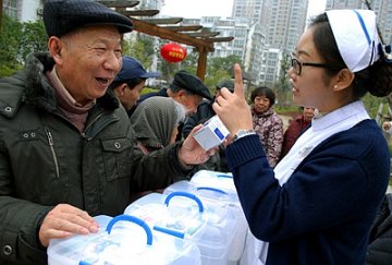 爱心药箱送给空巢老人