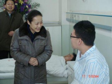 张晓兰副省长亲切慰问驻兰部队医院和住院伤病员
