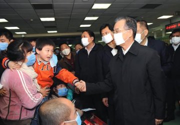 温家宝到北京儿童医院考察甲型H1N1流感防控工作