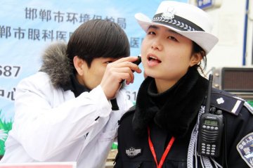 邯郸三院为一线交警检查耳疾