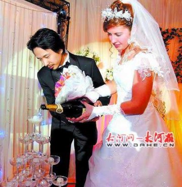 河南小伙娶俄罗斯空姐 6年网恋结跨国情缘