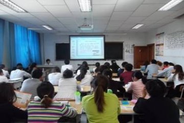 新疆阿克苏地区沙雅县为党校“双语培训班”学员开展“关爱艾滋病病人 共建和谐社会”宣讲活动