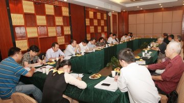我校召开离退休人员座谈会