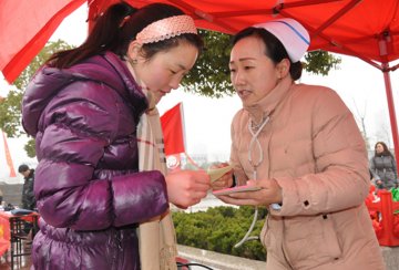 六安医院志愿服务迎新年18名医护上皋城广场