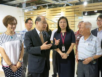 张建宗参观长者安居协会