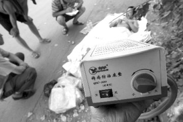 河南巩义一医院将瘫痪患者丢在街头 称实属无奈