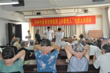 郑州中医骨伤病医院心系老人 将关爱和月饼送上门
