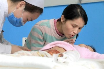 空军总医院救治烧伤女童