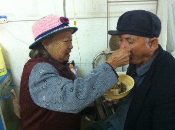 新年的感动：儋州优抚病房里79岁阿婆为78岁丈夫喂饭