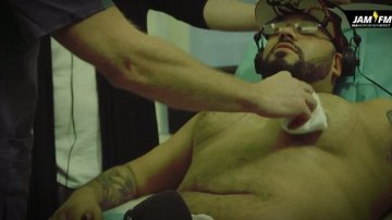 德国男DJ丰胸穿内衣 体验女性生活