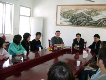 经贸管理学院学生代表给后勤服务总公司赠送锦旗