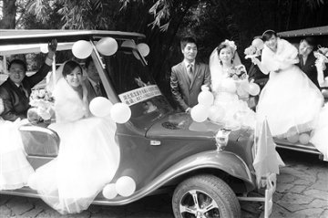10位新郎用电瓶车当婚车迎娶新娘