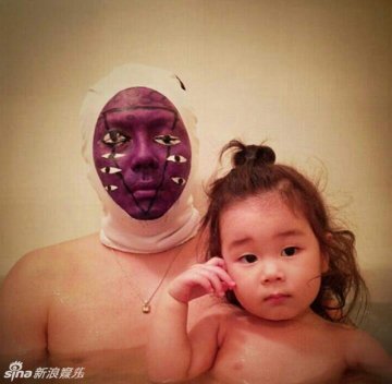 日本父女逗比泡澡照走红