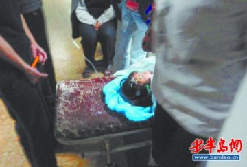 女童趴窗等父母七楼坠下 被衣架遮挡落软土生还