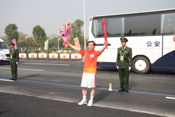 “潮流”今抵大学城 附属一院王深明院长参与传递