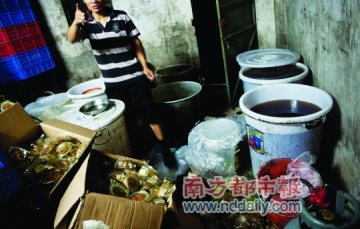 黑作坊用臭蛋黄霉面粉翻新月饼 假冒安琪等品牌
