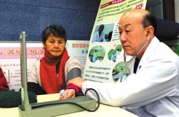 京朝阳区将专家请进社区 内分泌专家为居民义诊