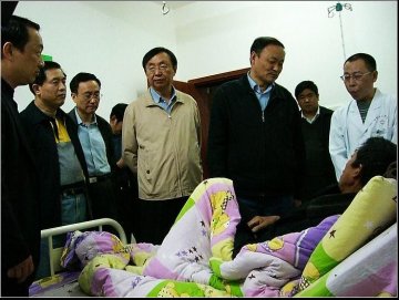 卫生部、中国疾病控制中心领导前往云南水富县人民医院慰问患病的农民工
