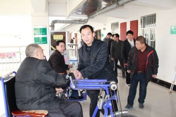 医院领导班子春节后第一天看望残疾军人和工作人员