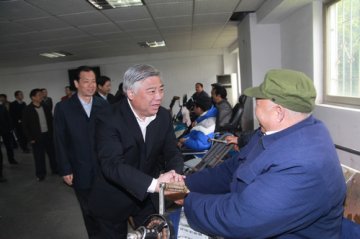 盛茂林副省长在省荣军医院看望伤残军人