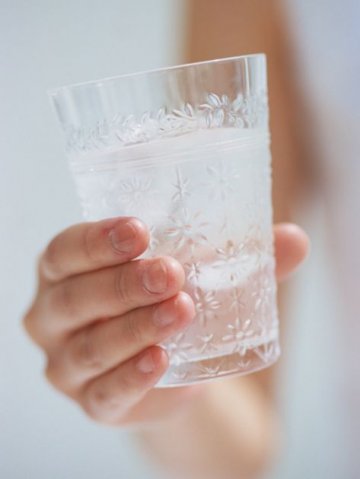 起床饮水提神胜咖啡