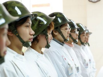 医生戴钢盔防医闹：荒诞背后的严肃话题