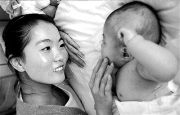 未婚女护士收养重残弃婴带其求医