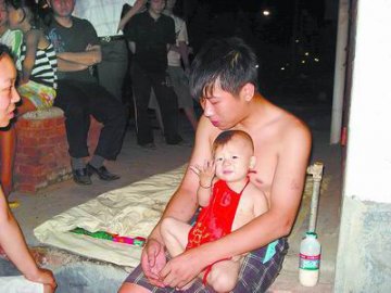 男子碰瓷碰断腿又离婚 欲把1岁儿子送人