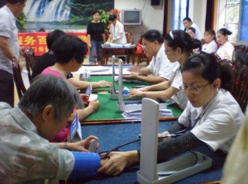 长沙市丝茅充军休所携手按摩医院举办大型义诊活动