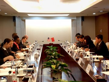 郭文奇会见美国食品药品管理局副局长泰勒一行