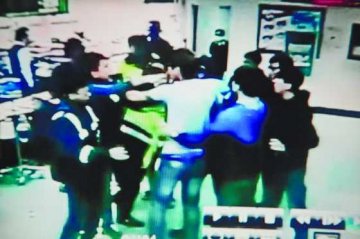 两派K场斗殴医院再逞凶