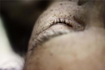 女摄影师照片记录人类死亡历程