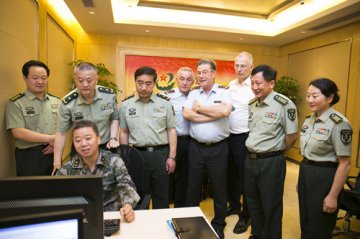 总后卫生部任国荃部长向德国客人介绍军医值班室