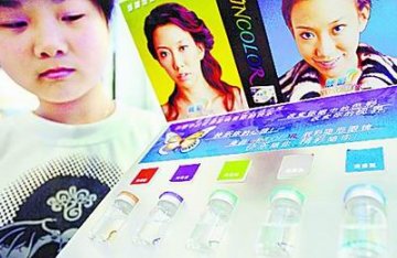 长时间佩戴彩色隐形眼镜引发眼部疾病