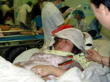 震中伤员陆续抵成都 医院组织有条不紊
