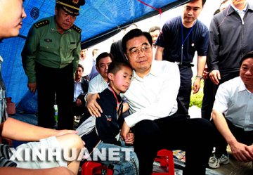 胜利属于英雄的中国人民-汶川大地震抗震救灾一月全景纪录