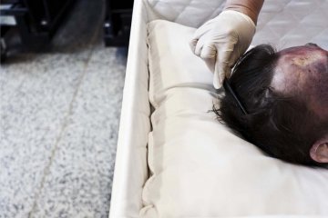女摄影师照片记录人类死亡历程
