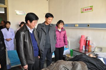 副县长强永学到医院看望慰问住院患者
