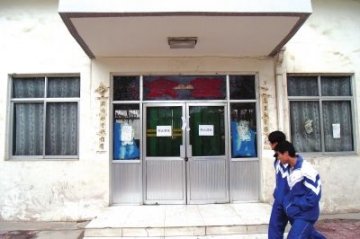 靖远：学校食堂掺剩饭致学生恶心呕吐 已被关停