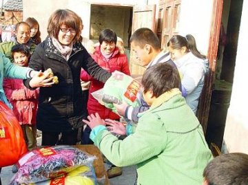 8旬老太义务抚养社会弃婴13年