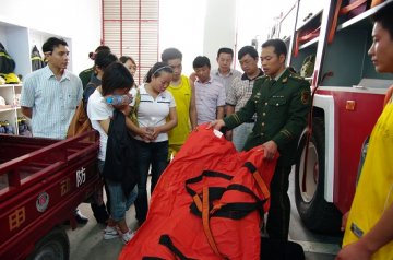 贵州福泉市第二人民医院组织医务人员参观体验消防工作