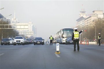 两会车队上路让行 临产孕妇借两会勤务车道就诊
