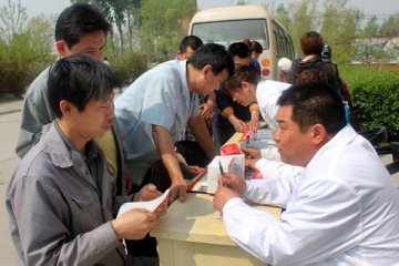 河北望都皮肤病院开展迎“五？一”义诊活动