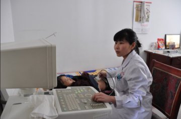 旗蒙医院深入到旗综合社会福利中心为老人进行体检