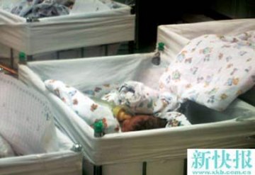 记者暗访医院新生儿护理：喂奶时戳眼塞鼻